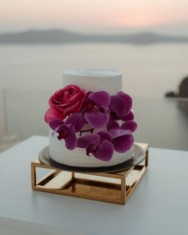 🌸Precious blooms🌸
.
Art ¦ Flowers ¦ Styling @weddingwishsantorini
Photography @dreamoddofficial
Venue @danavillas.infinitysuites
Planning @the_weddingagency
.
#weddinginsantorini #destinationwedding #weddingphotography #weddingphotographer #santoriniwedding #weddingplanner #weddingstylist #santorini #weddingplanner #weddingdecor #bridetobe2024 #caketable #weddingcake #weddingdecoration #santorinibride #cakecutting #roses