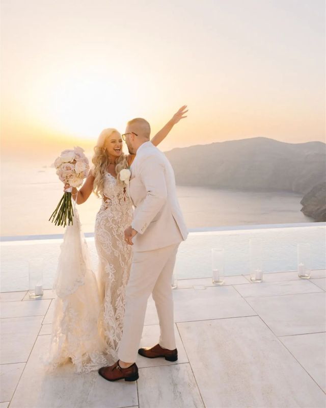 When ❤️LOVE❤️ makes you fly!
. 
Styling ¦ Art ¦ Flowers @weddingwishsantorini
Photography @vangelisphotography
Venue @rocabellaweddings
Planning @stellaandmoscha
.
#weddingdecor #weddingingreece #weddingdress #weddingflowers #weddinginsantorini #destinationwedding #weddingphotography #santoriniwedding #brideandgroom #weddingplanner #santoriniflowers #bride #santorinibride #bridetobe2025 #2025bride #weddingflorist #weddingceremony #santorini