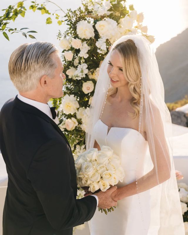 🌟In this world🌟It's just us🌟
. 
Styling ¦ Art ¦ Flowers @weddingwishsantorini
Photography @vangelisphotography
Planning @the_lavishaffairs
.
#weddingdecor #weddingvenue #weddingflowers #weddinginsantorini #destinationwedding #weddingphotography #santoriniwedding #weddingplanner #santoriniflowers #santorinibride #bridetobe2025 #2025bride #weddingarch #flowerarch #weddingceremony #ceremonyflowers #weddingaisle #bride #weddingbouquet #weddingdress #weddingmoments